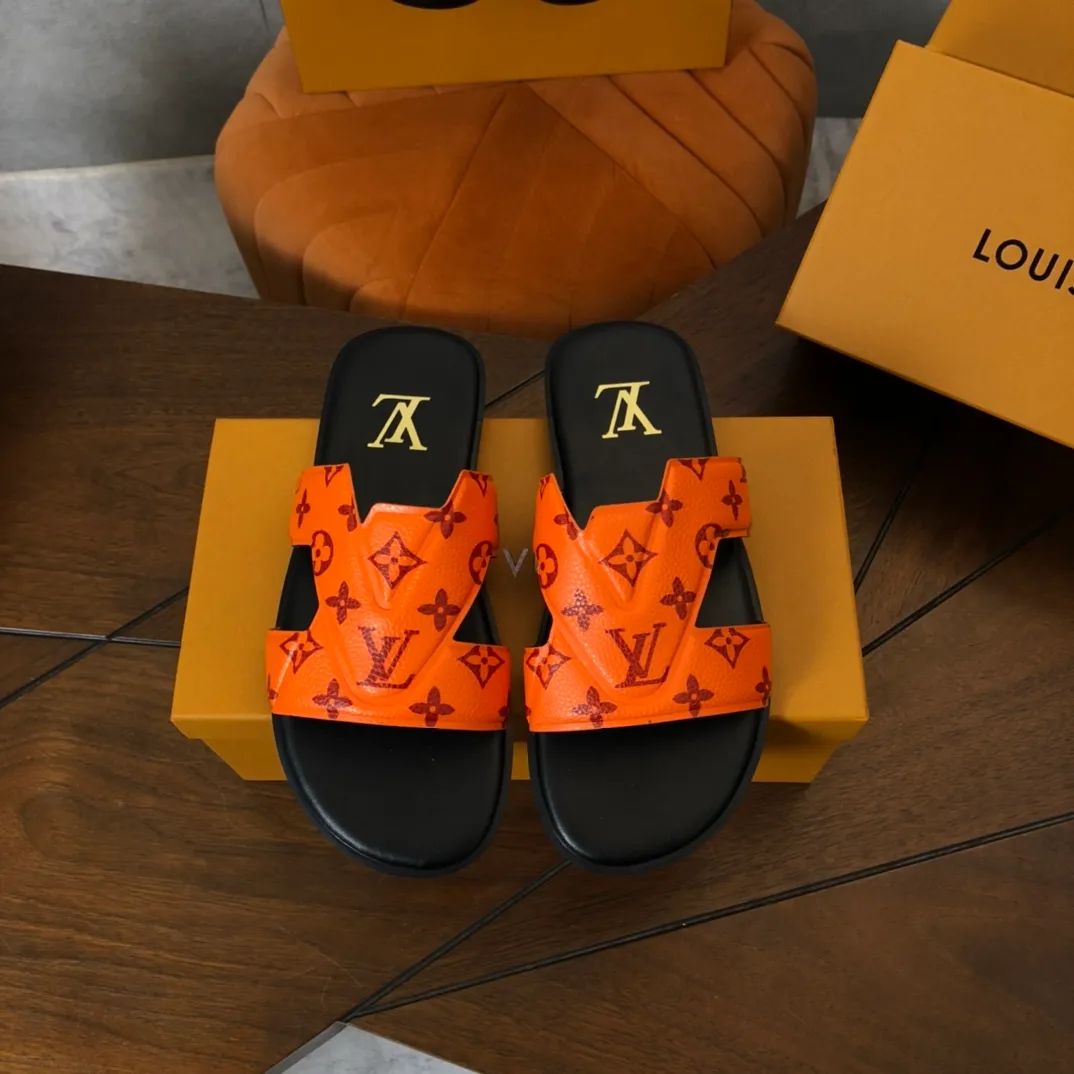 Factory price: 270💰LV counters are selling new brand luxury men's slippers, casual, loose and comfortable. The must-have model in the picture above [Happy][Happy], multiple colors available Size: 38-44, customized 45